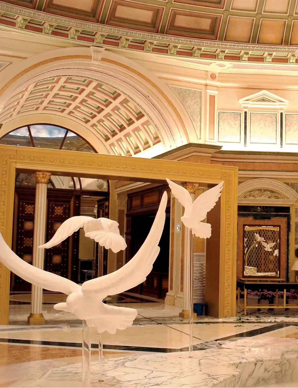 Elegant bird sculpture for luxury decoration and themed installations.