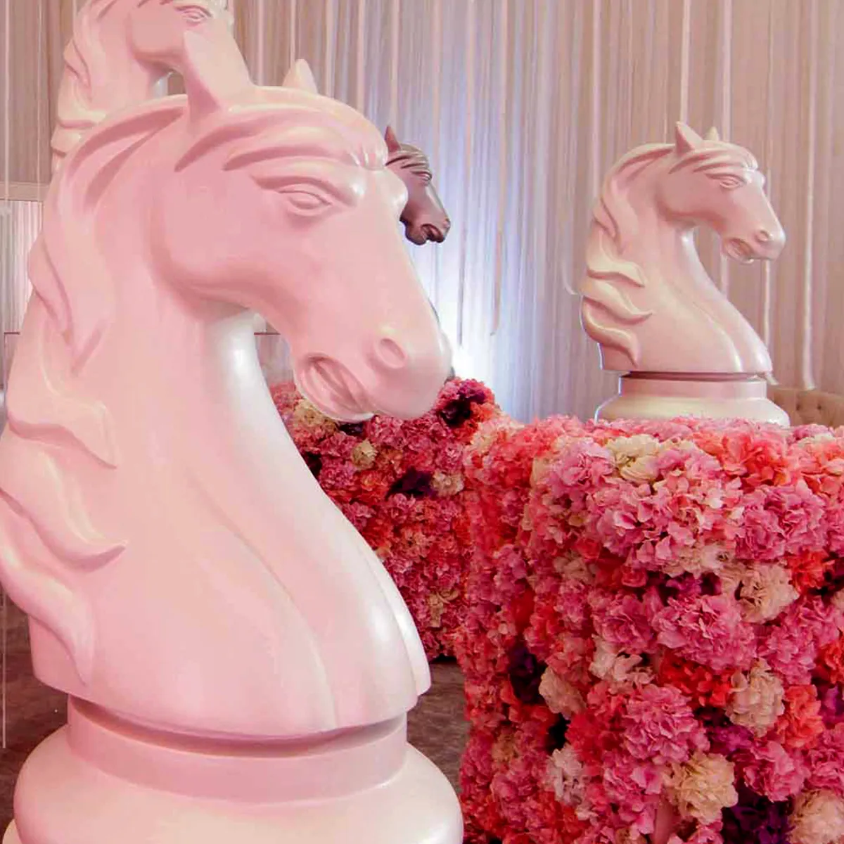 Luxury horse head sculpture for interior decoration and exhibitions.
